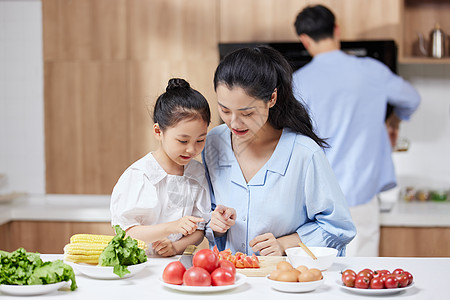 一家人在家里母亲在家里教女儿做饭背景