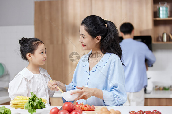 温馨一家三口在厨房做饭图片