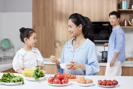 一家三口在厨房做饭图片