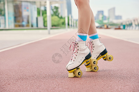 女性户外跑到上滑轮滑特写背景