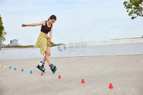 女性轮滑花样轮滑过障碍图片