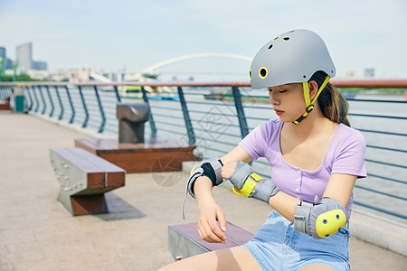 青年女性户外佩戴轮滑护具背景图片