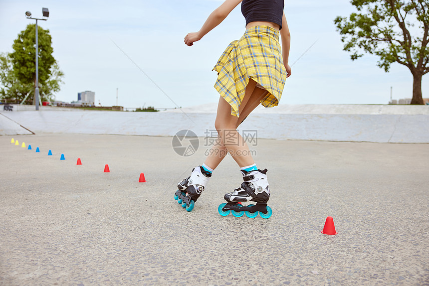 女性轮滑花样轮滑过障碍