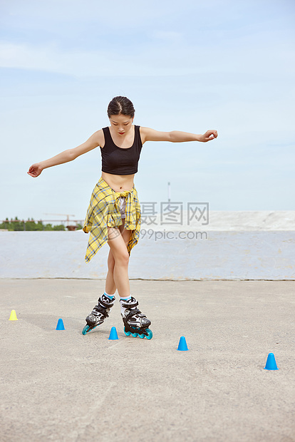 女性轮滑花样轮滑过障碍图片