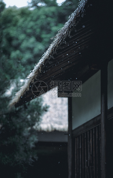 南京愚园夏天下雨的屋檐图片