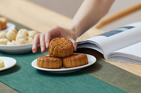 美女 甜点手拿月饼特写背景