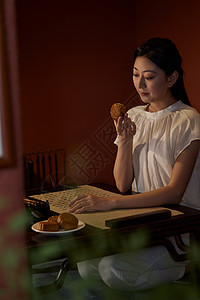中秋节书法美女吃月饼图片