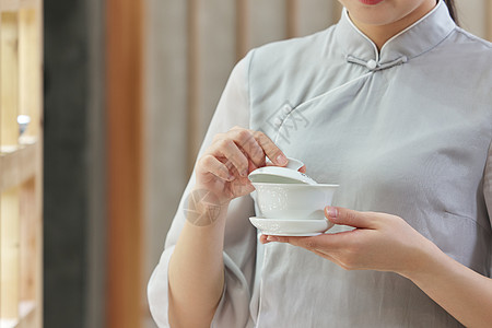 端着饺子的女人女性端着茶杯手部特写背景