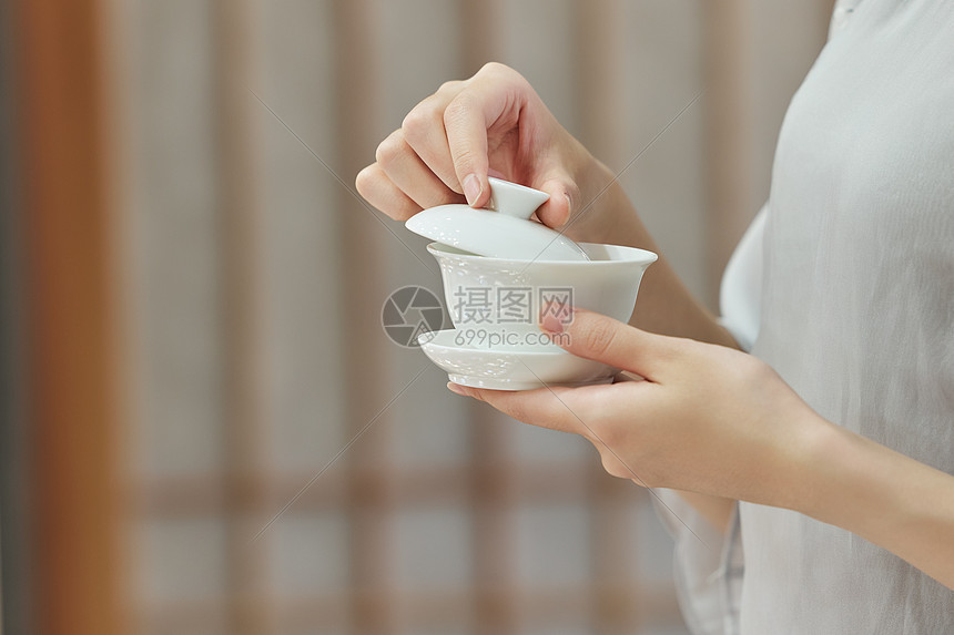 女性端着茶杯手部特写图片