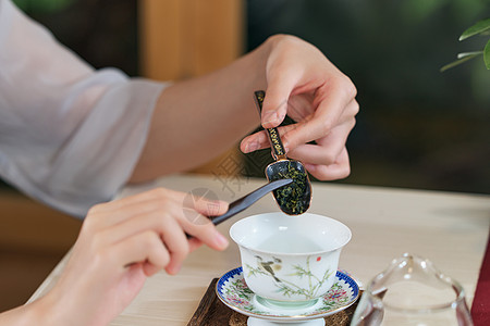 女茶艺师沏茶特写图片