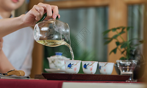 女茶艺师沏茶特写图片