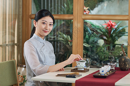 女茶艺师沏茶图片