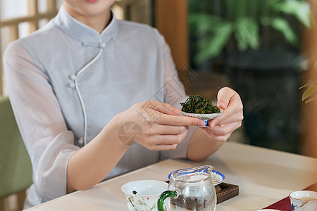 女茶艺师沏茶特写图片