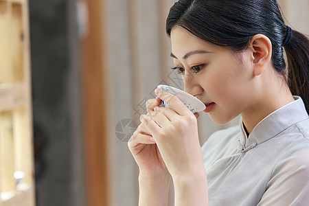 女性品茶特写图片