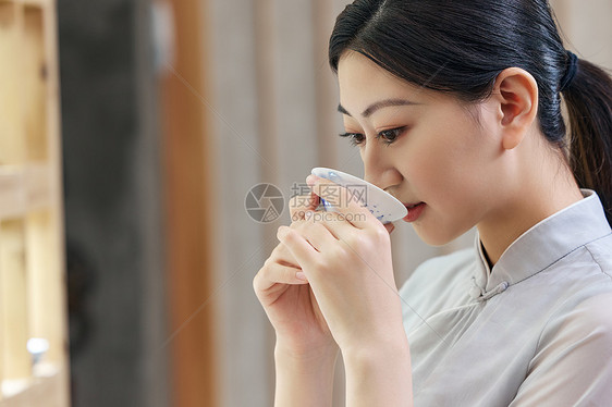 女性品茶特写图片