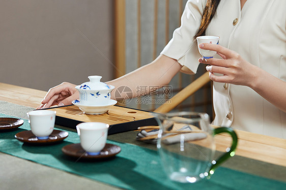 女性品茶特写图片