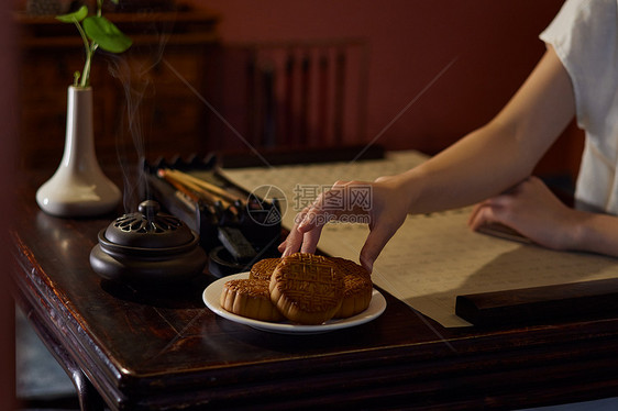 中秋节书法美女手拿月饼特写图片