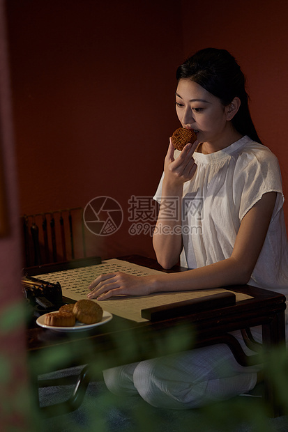 中秋节书法美女吃月饼图片