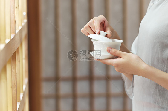 女性品茶特写图片