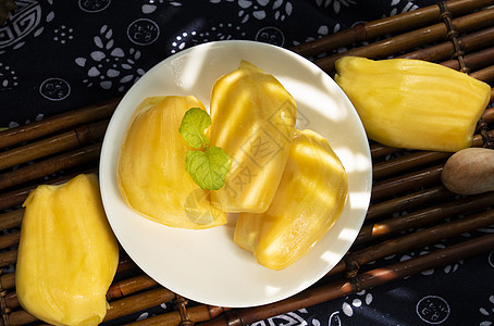 黄色新鲜水果窗边竹排上的新鲜水果菠萝蜜背景