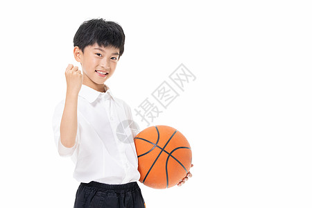 小男孩拿着篮球图片