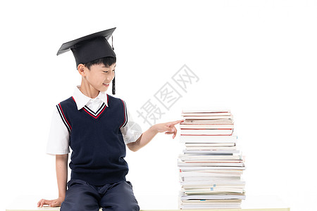 小学生学士帽戴着学士帽的小男孩背景