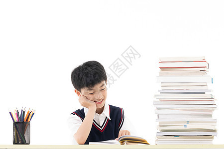 热爱学习的小男孩背景图片