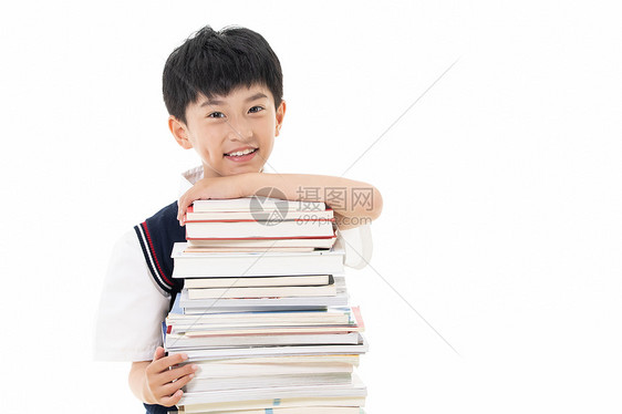爱学习的小男孩抱着一摞书图片
