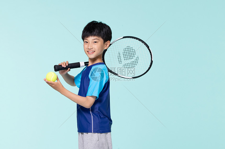 运动打网球的儿童形象图片