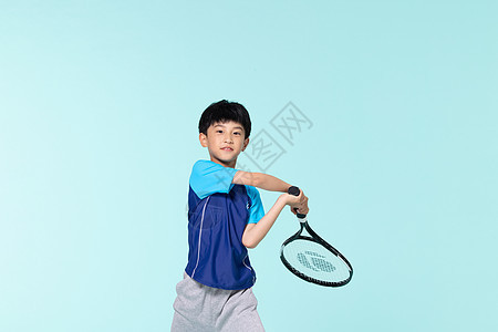 运动打网球小男孩挥拍图片