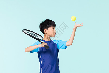 运动儿童网球发球图片