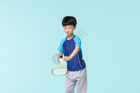运动儿童打羽毛球发球背景图片