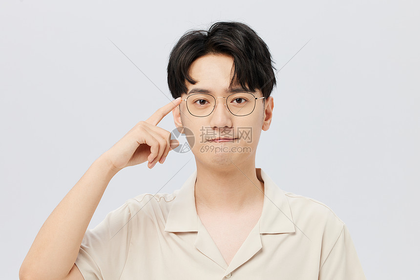 韩系男性带眼镜妆面展示图片
