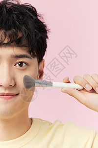 韩系男生手拿化妆刷特写图片