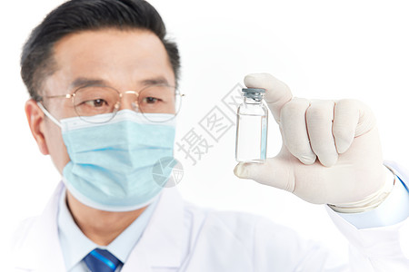 戴口罩的医生手持疫苗瓶背景图片