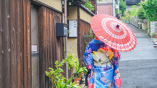 京都小巷里打伞的和服女孩背影图片