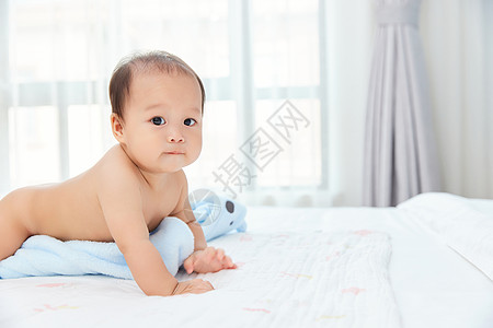 宝宝婴幼儿居家在床上爬图片