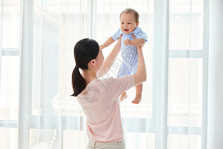 母婴居家妈妈拖举宝宝嬉戏高清图片