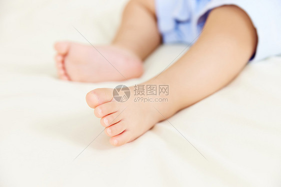 婴幼儿宝宝的小脚丫特写图片
