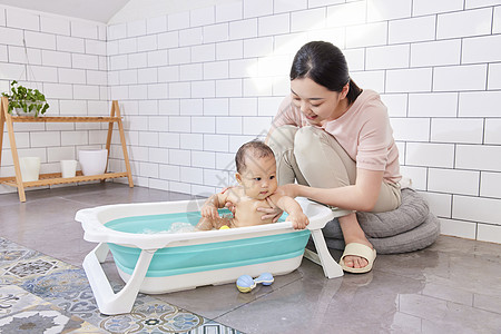 年轻宝妈居家给婴幼儿洗澡图片