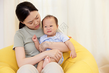 妈妈哄婴幼儿宝宝高清图片