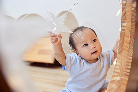 婴幼儿宝宝居家坐在地上玩耍图片