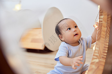 婴幼儿宝宝居家坐在地上玩耍图片