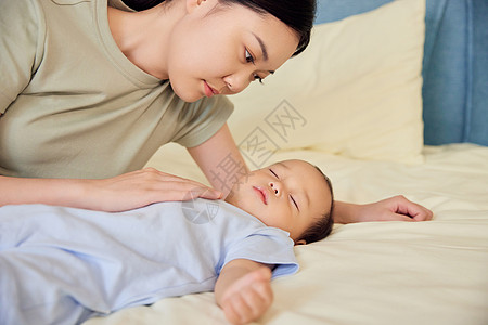 睡觉的女人年轻妈妈哄婴儿宝宝睡觉背景