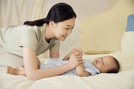 年轻妈妈哄婴儿宝宝睡觉图片
