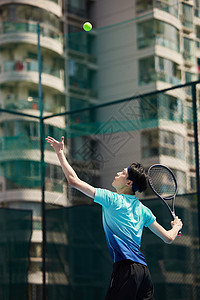 运动男青年网球发球图片