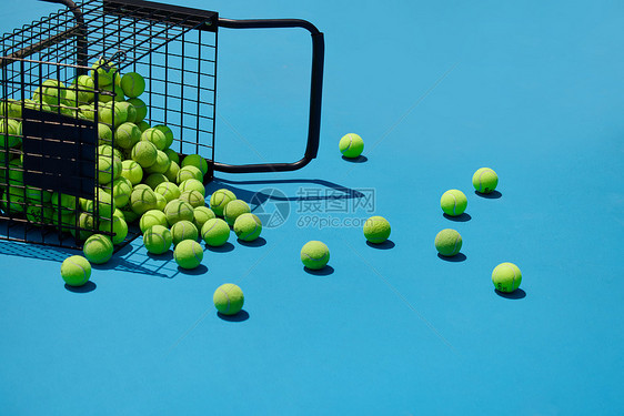 蓝色背景散落的网球图片