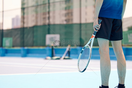 网球训练发球特写图片