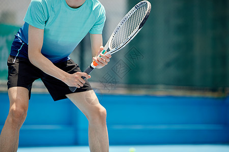 男青年打网球特写图片