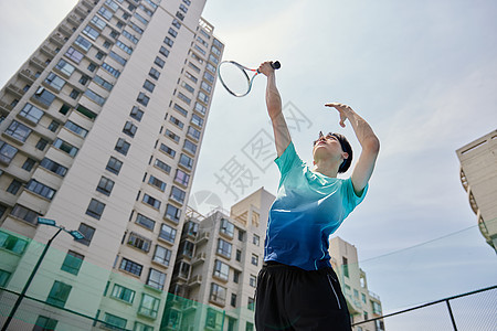 运动男青年网球发球图片